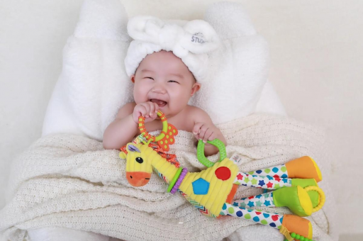 代怀选性别包生男孩宝宝咬手指甲